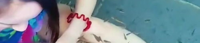 小姐姐喂鱼,小姐姐爱心喂食，温馨画面定格美好时光