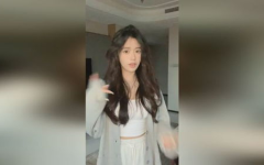 小姐姐拿荧光棒变装视频,小姐姐演绎奇幻变身秀