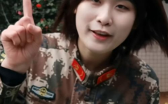女兵小姐姐拜年,展现军营风采与节日祝福